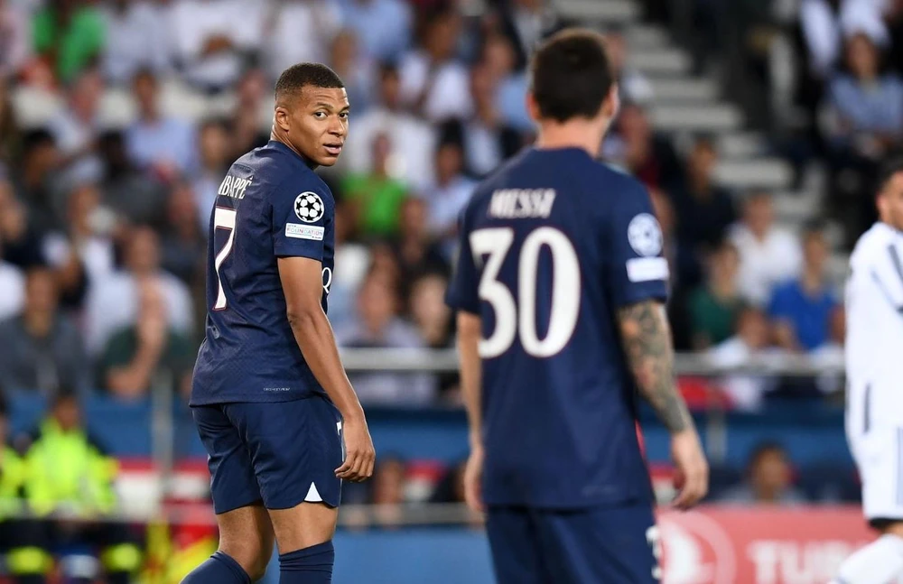 Tiền đạo người Pháp đang khoác chung màu áo với Messi. Ảnh: CGI.