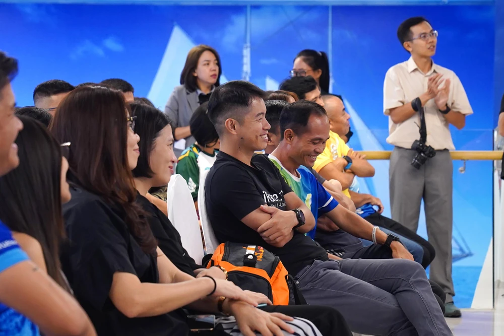 Các vận động viên và nhóm chạy hào hứng ở lần đầu tiên tham dự cuộc đua lớn...