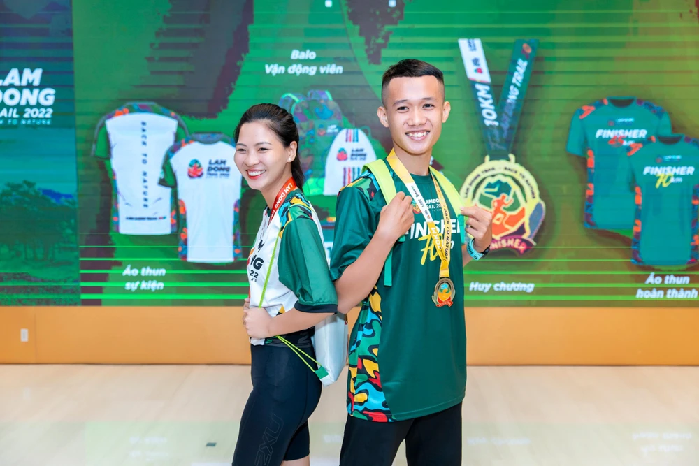 Những bộ vật phẩm lưu niệm đầy màu sắc ấn tượng...