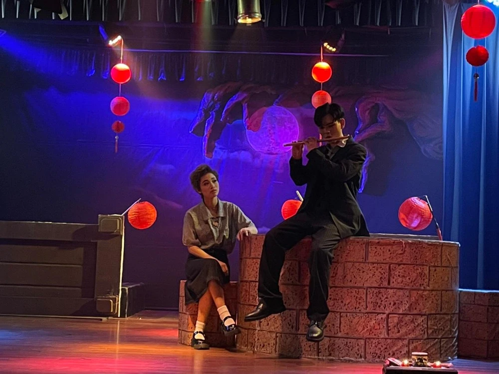 Bích Phượng đa diện trong vai bà Tư và chàng thanh niên Tùng Bách lãng tử.. ...mãi đi tìm ý nghĩa cuộc sống của mình trong vô vọng. Ảnh: ANH TƯỞNG.