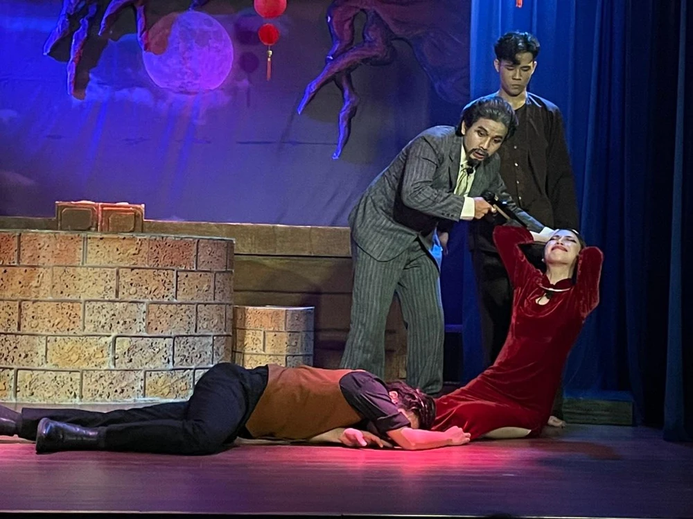 ... chấp nhận cả cái chết luôn rình rập bởi người chồng tàn ác. Ảnh: ANH TƯỞNG.