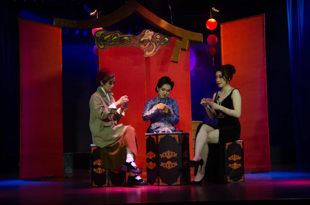 Ba người vợ của Trần gia chơi một ván bài như đánh cược cả cuộc đời mình vậy. Ảnh: ANH TƯỞNG.