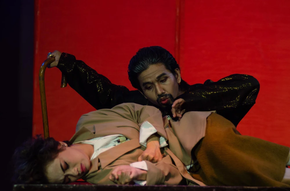 ...mãi đi tìm ý nghĩa cuộc sống của mình trong vô vọng. Ảnh: ANH TƯỞNG.