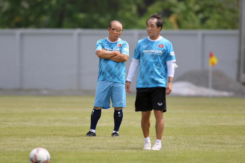 HLV Park Hang-seo cùng các cộng sự sau thời gian dài theo dõi các trận đấu ở V-League đã chọn những cầu thủ hay nhất lên tập huấn và chuẩn bị kỹ lưỡng cho mục tiêu đòi lại ngôi vô địch AFF Cup từ tay người Thái.