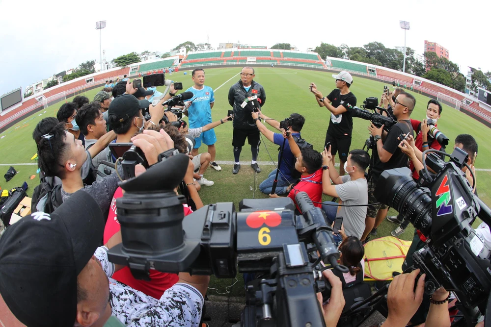 HLV Park Hang-seo trả lời báo chí trong đợt tập trung đội tuyển từ chiều 17-9.