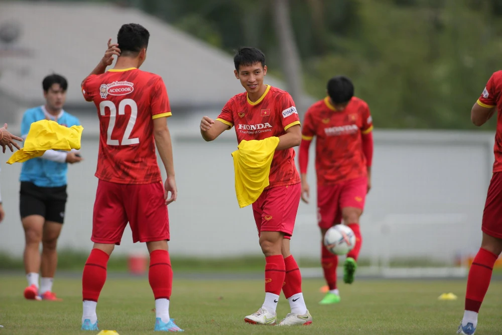 Hùng Dũng và đồng đội tập luyện vui vẻ. Ảnh: ANH PHƯƠNG.