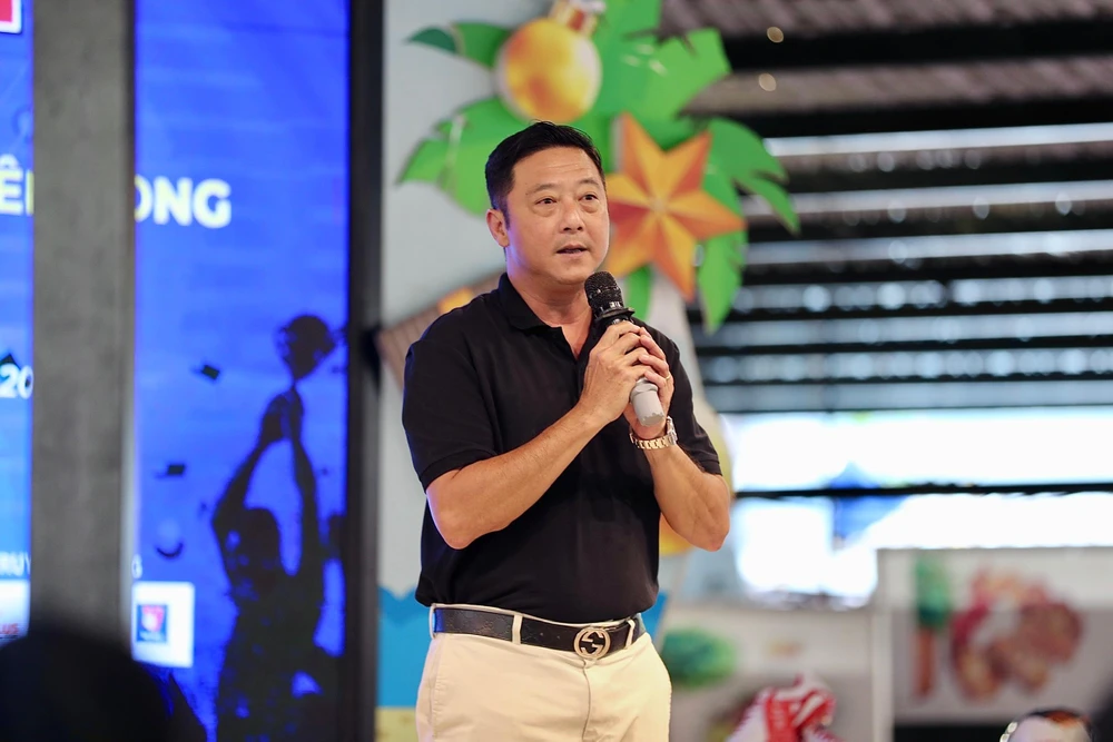 HLV Lê Huỳnh Đức chia sẻ chân tình trong buổi lễ ra mắt cuộc chơi lớn của giới "phủi" Sài thành. Ảnh: ANH PHƯƠNG.