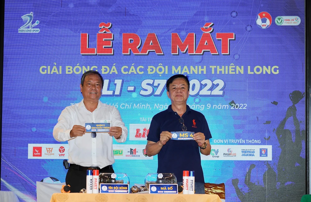 Trưởng phòng thi đấu HFF Lương Thế Tài và nhà báo Đỗ Hải Âu bốc thăm chọn lịch thi đấu cho 7 đội bóng mạnh...