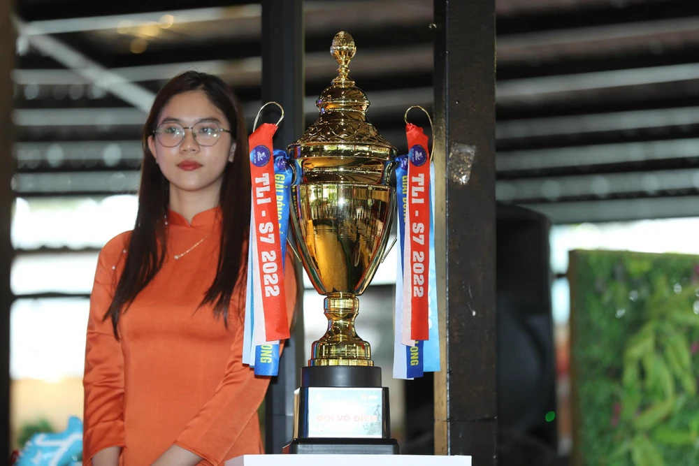 ... với chiếc cúp danh giá trong sự khao khát của sáu đối thủ mạnh khác. Ảnh: ANH PHƯƠNG.