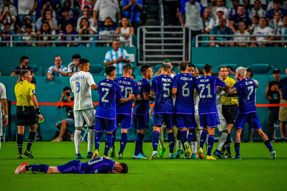 Paredes và cầu thủ Argentina phản ứng dữ dội đồng nghiệp Honduras khi chơi xấu Messi. Ảnh: CGI.