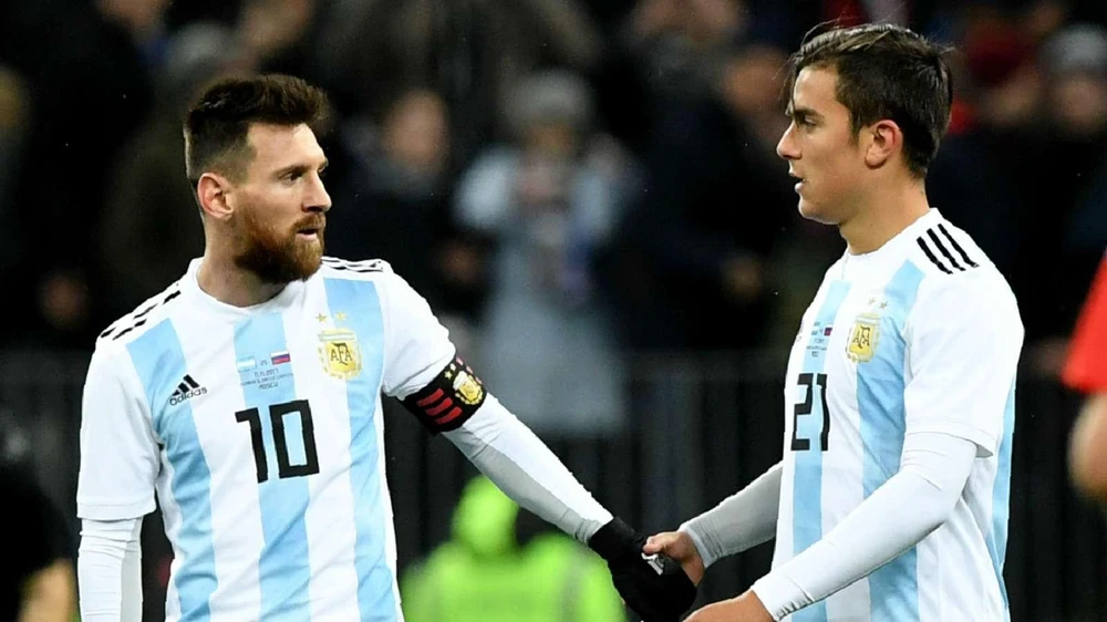 Messi đồng ý với HLV Scaloni khi đưa Dybala lên tuyển Argentina. Ảnh: CGI.
