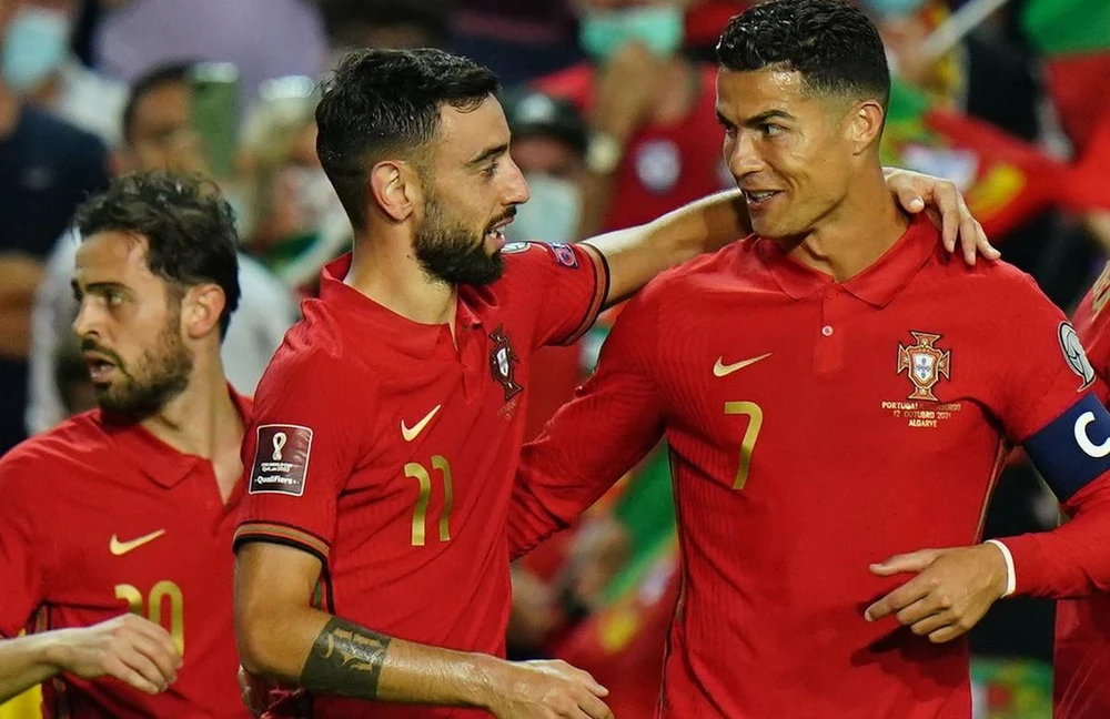 Ronaldo và đồng đội Bruno của tuyển Bồ Đào Nha vừa gánh chịu thất bại đau đớn trước Tây Ban Nha. Ảnh: CGI.