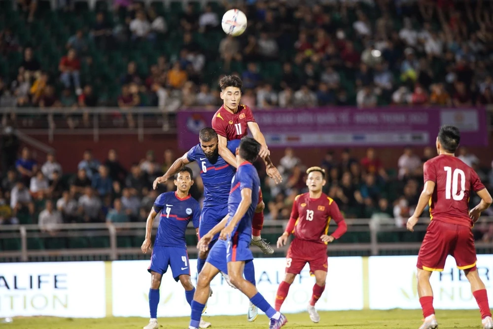 Đội tuyển Việt Nam đã thắng lớn Singapore 4-0 và qua mặt Ấn Độ 3-0 để lên ngôi giải tam hùng vừa diễn ra trên sân Thống Nhất. Ảnh: ANH PHƯƠNG.