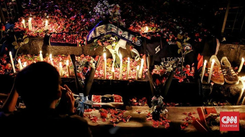 Nỗi đau của những người ở lại trong thảm họa Kanjuruhan. Ảnh: CNN Indo.