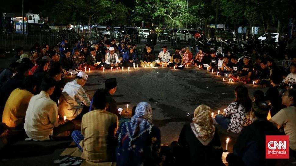 Cầu nguyện cho những nạn nhân xấu số trong bi kịch Kanjuruhan. Ảnh: CNN Indo.