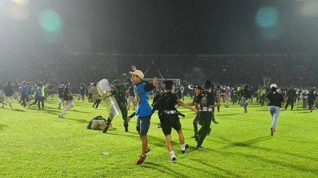 Hỗn loạn kinh hoàng sau trận đấu Arema và Persebaya Surabaya. Ảnh: CNN Indo.