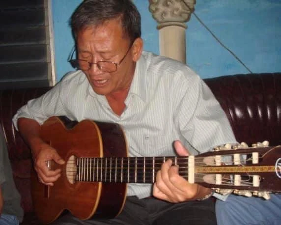 HLV Nguyễn Ngọc Thiện tài hoa trên sân cỏ lẫn đời thường. Ảnh: TL.