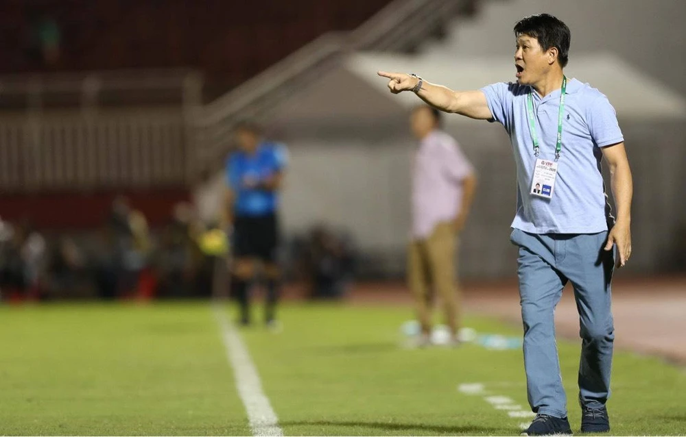 Tân HLV Vũ Tiến Thành cho biết CLB TP.HCM cần có 12-15 điểm trong tám trận còn lại để trụ hạng V-League. Ảnh: ANH PHƯƠNG.