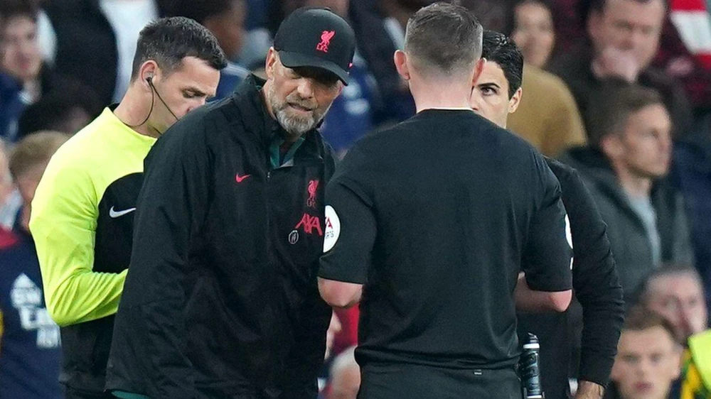 HLV người Đức không hài lòng với quyết định của trọng tài cho Arsenal hưởng quả phạt đền. Ảnh: CGI.