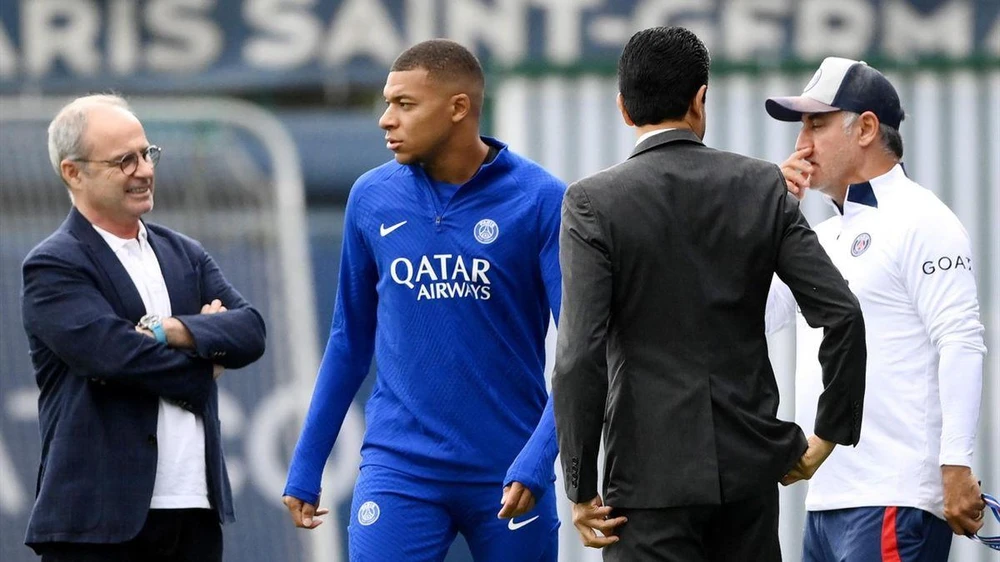Cố vấn Campos (bìa trái) phủ nhận việc Mbappe muốn rời đi ngay trong tháng 1-2023. Ảnh: Tribune.