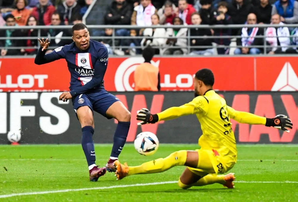 Tiền đạo trẻ người Pháp vừa tái ký hợp đồng với PSG lại sẵn sàng muốn ra đi. Ảnh: GETTY.