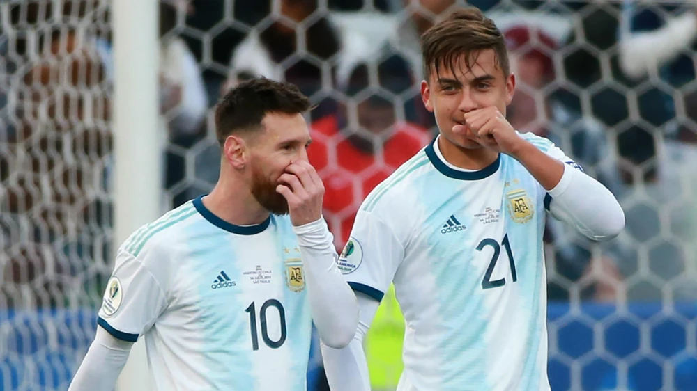 Messi lo lắng cho mình và đồng đội Dybala đang gặp phải chấn thương. Ảnh: GETTY. Messi lo lắng cho mình và đồng đội Dybala đang gặp phải chấn thương. Ảnh: GETTY.