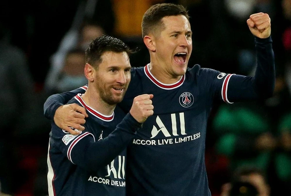 Messi và Herrera vui vẻ trong màu áo PSG. Ảnh: GETTY.
