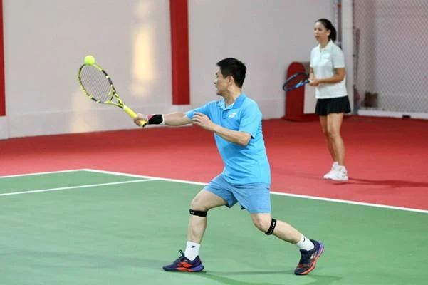Ông Nguyễn Quốc Kỳ - Phó Chủ tịch Ủy ban Olympic Quốc gia Việt Nam, Chủ tịch Liên đoàn Quần vợt Việt Nam giao lưu thi đấu cùng bà Nguyễn Thị Kiều Mỹ - Tổng thư ký Liên đoàn Quần vợt TP.HCM.