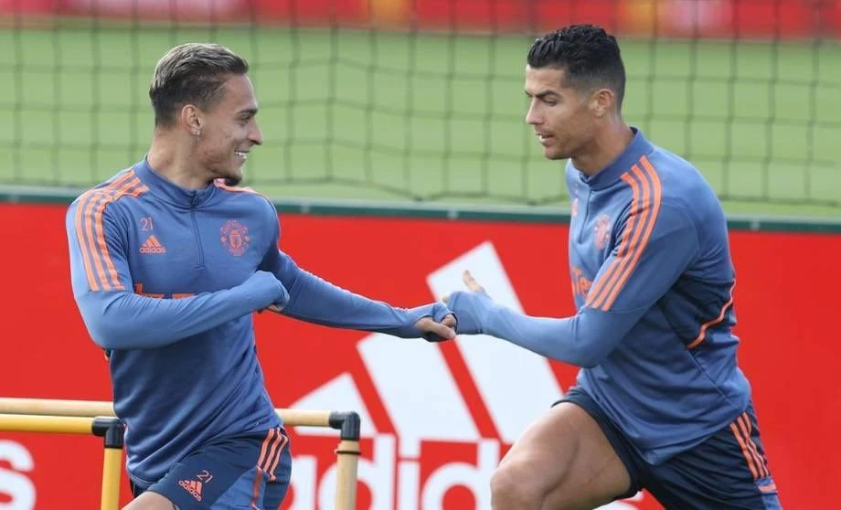 Antony nhận xét đàn anh Ronaldo chuyên nghiệp hàng đầu. Ảnh: GETTY.