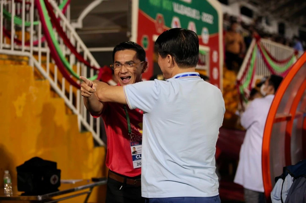 HLV Kiatisak chuyền quả bóng về phía bầu Đức khi nhận câu hỏi về khả năng ông ngồi ghế nóng ở đội tuyển Việt Nam. Ảnh: ANH PHƯƠNG.