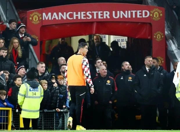 Ronaldo đang bị Man United kỷ luật vì bỏ vào đường hầm sân Old Trafford trước khi trận đấu với Tottenham kết thúc. Ảnh: GETTY.