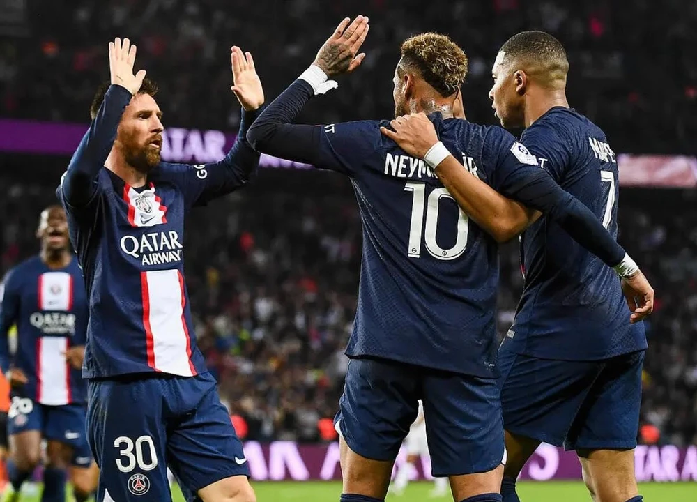 Mbappe miễn cưỡng thân thiện với Neymar khi còn đó Messi. Ảnh: GETTY.