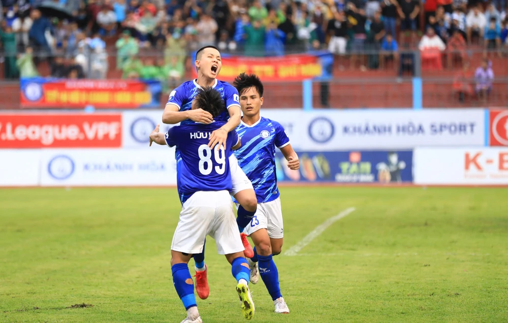Phút cuối hiệp một, Đình Kha san bằng cách biệt cho chủ sân Nha Trang. Ảnh: ANH PHƯƠNG.