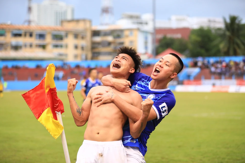 Hữu Khôi vui mừng khôn tả sau bàn thắng ấn định 3-1 vào lưới Cần Thơ. Ảnh: ANH PHƯƠNG.