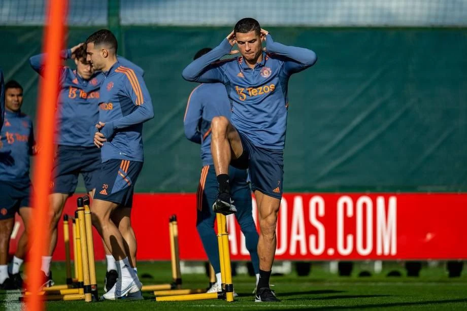 Cầu thủ 37 tuổi luôn nỗ lực trên sân tập cho một chỗ đứng chính thức ở các giải đấu của Quỷ đỏ. Ảnh: GETTY.