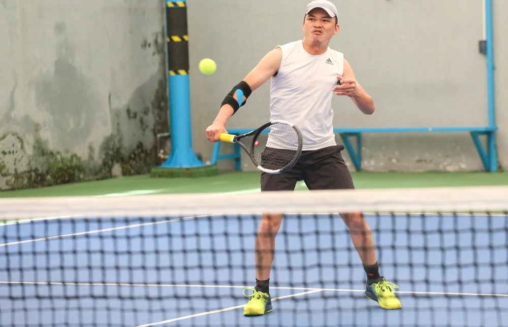 Thận trọng và... hài hước trong từng đường bóng với tiêu chí vui, khỏe và... mang giải về cho vợ.