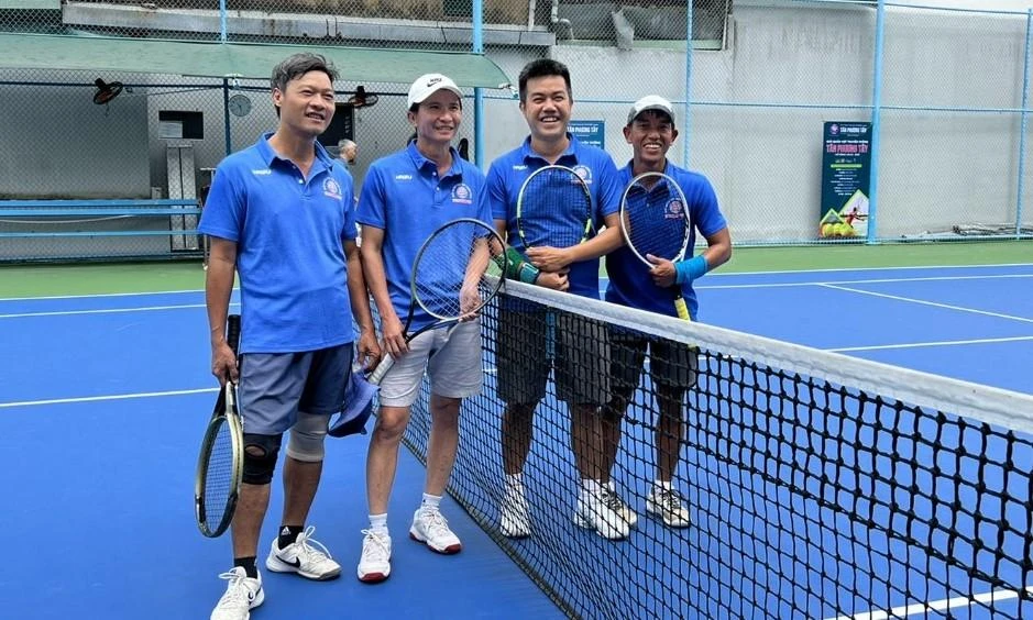 ... không ngần ngại giao tranh với nhiều tiểu tướng tennis trong ngày hội giàu ý nghĩa.