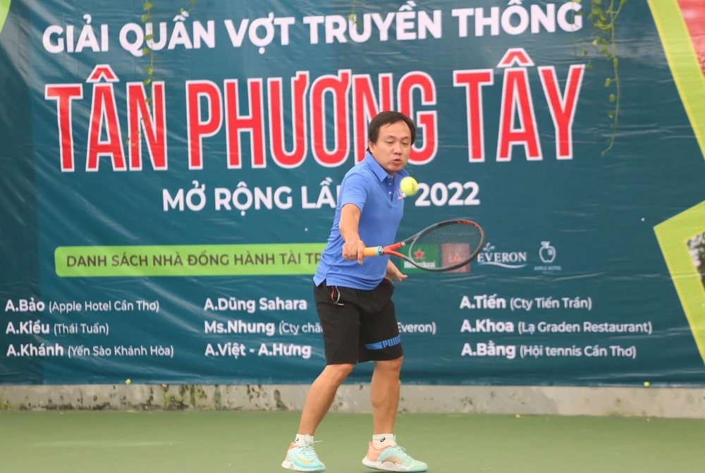 Những cuộc tranh tài không khoan nhượng giữa các tay vợt gạo cội không kém dân chuyên nghiệp.