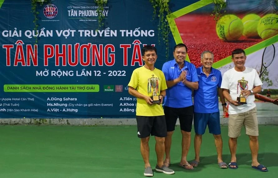 Niềm vui chiến thắng rạng ngời của các tay vợt.