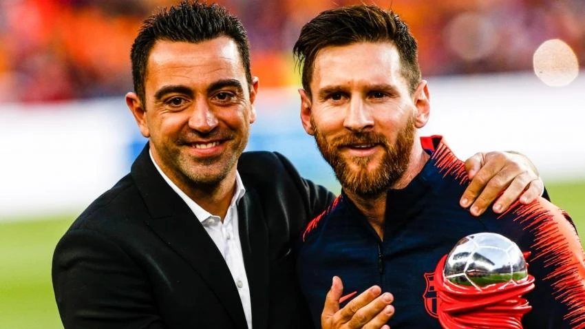 HLV Xavi rất muốn tái hợp với đồng đội cũ Messi ở sân Camp Nou và đặt anh trong vai trò mới. Ảnh: GETTY.