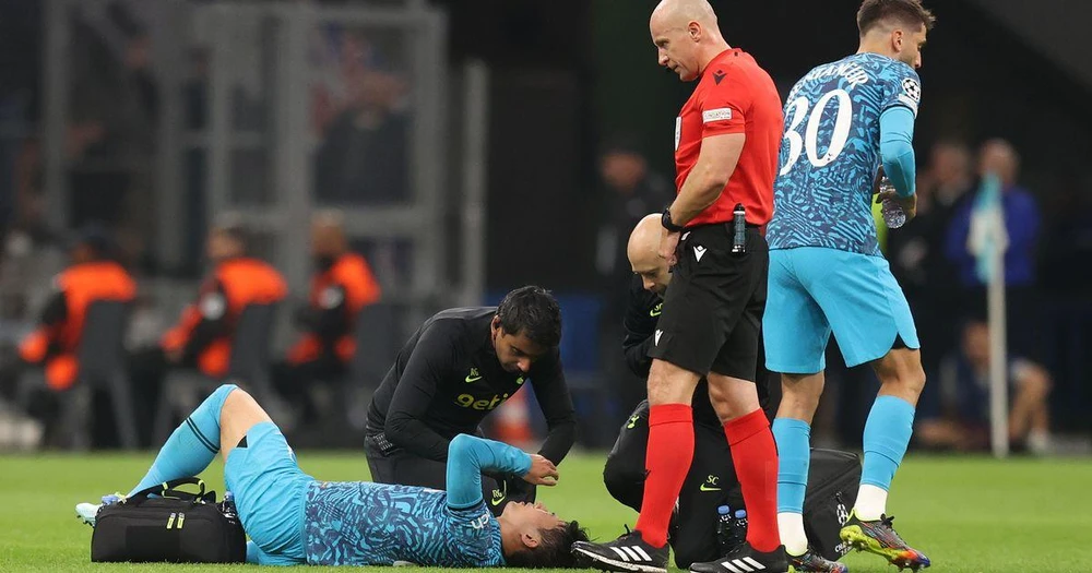Son Heung-min bị chấn thương sau cú va chạm mạnh với Mbemba. Ảnh: GETTY.