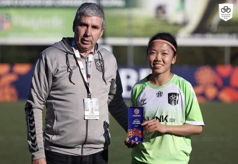 Huỳnh Như nhận giải thưởng cầu thủ xuất sắc nhất trận đấu. Ảnh: NH.