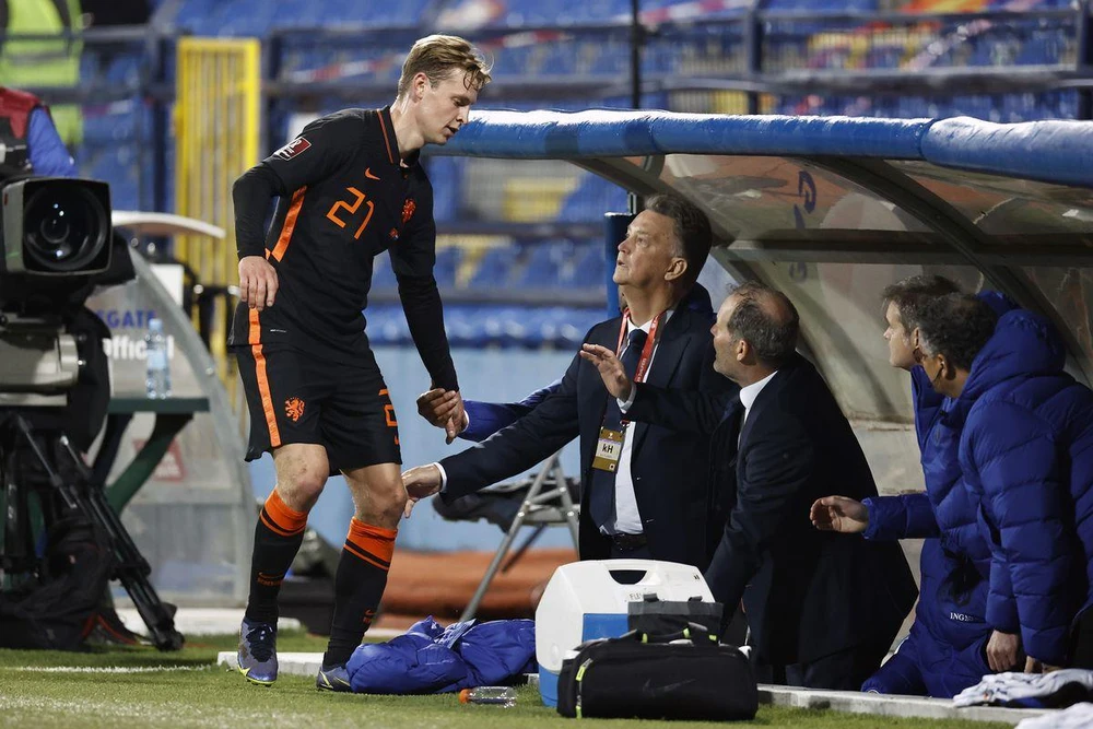 De Jong và đồng đội khao khát giành ngôi vua thế giới như món quà cho HLV Van Gaal đang bị ung thư tuyến tiền liệt. Ảnh: GETTY. Louis Van Gaal