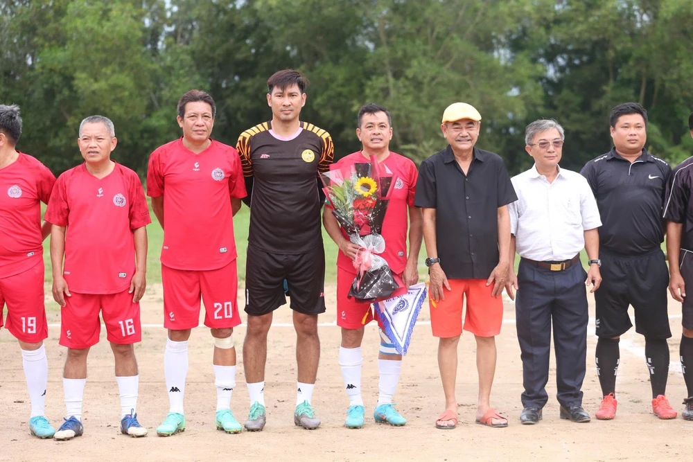 NSND Việt Anh và Trưởng ban Dân vận Huỳnh Chí Oanh tặng hoa cho hai đội bóng trước giờ khai cuộc.