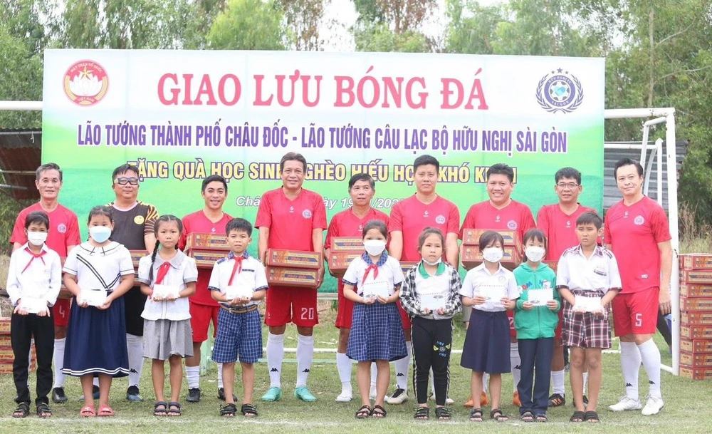 Ủy ban Mặt trận Tổ quốc Việt Nam TP Châu Đốc, Giám đốc Trung tâm Văn hóa - Thể thao truyền thanh Nguyễn Đức Linh và Hội khuyến học TP Châu Đốc gửi lời tri ân đến CLB bóng đá Hữu Nghị Sài Gòn với nghĩa cử đẹp.