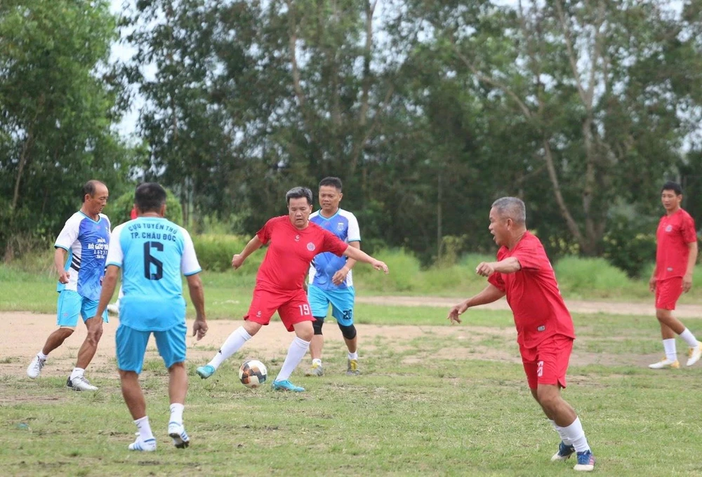 Hai lão tướng Quốc Chương và Quốc Dũng hơn 100 tuổi của Hữu Nghị FC ăn ý trong từng pha bóng...