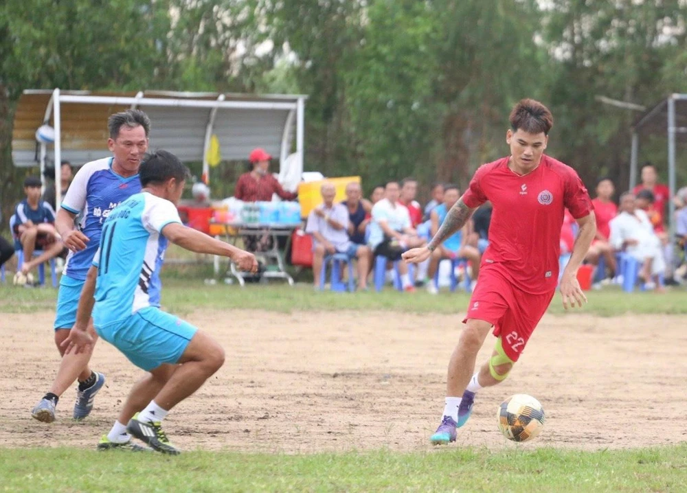 Cựu tuyển thủ quốc gia Huỳnh Quang Thanh từng lăn lộn ở những giải đấu quốc tế với mặt sân mượt như nhung vẫn dũng cảm tả xung hữu đột trên sân chơi giao hữu đầy tình cảm.