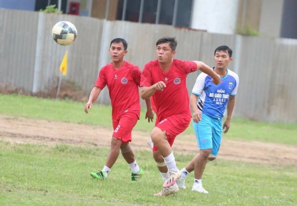 .... và trung vệ Anh Khoa xấp xỉ tuổi 40 trẻ nhất đội vẫn hào hoa như một thời khoác áo Quân khu 7.