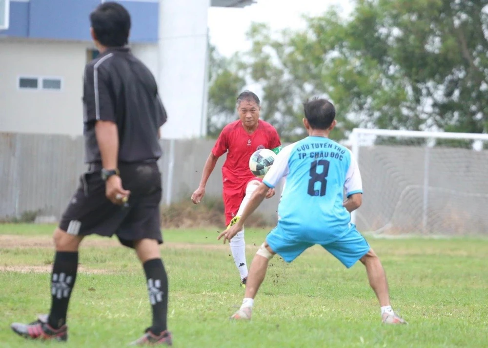 Cựu cầu thủ Lương Vĩnh Lễ của Hải Quan, Đá Mỹ Nghệ... điệu nghệ với một cú tỉa bóng sắc sảo bất chấp tuổi tác.