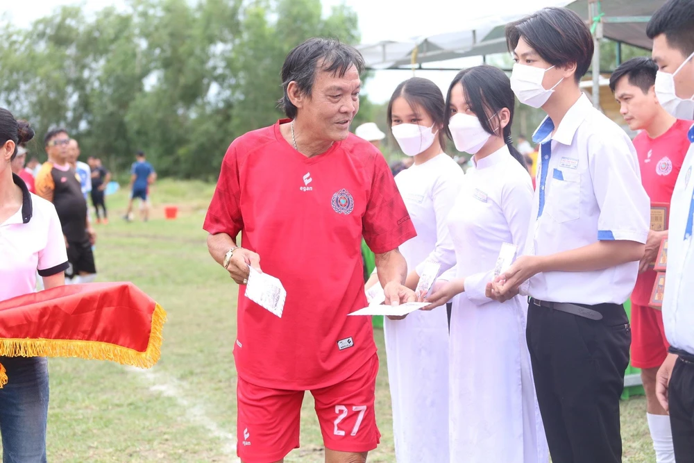 Cựu tuyển thủ Nguyễn Văn Thành xuất thân từ cái nôi bóng đá Châu Đốc sau nhiều năm trở lại trong màu áo Hữu Nghị FC Sài Gòn chung tay góp phần hỗ trợ các trẻ em nghèo hiếu học của Thành phố.